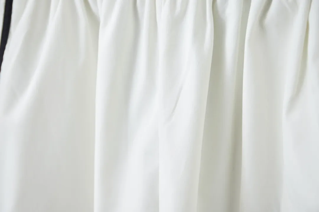 Balenciaga 𝘽𝘼𝙇𝙀𝙉𝘾𝙄𝘼𝙂𝘼 BLCG 25SS double-split waterproof sports pants. Light luxury. A must-have item for daily commuting for men and women. Correct version. Welcome to compare. Detailed features · Customized matt Taslan jacket fabric · The entire fabric is pre-treated with a waterproof coating · The interior is made of three-level polyester bird's eye mesh · OS ultra-loose silhouette design · Side pockets · Elastic waistband design · Contrast color Black webbing splicing · Front and rear contrast color splicing and cutting design · Imported Tajima machine embroidery ring logo · Original main mark washed tag brand packaging Color: White/Royal Blue Size: 46/48/50/52